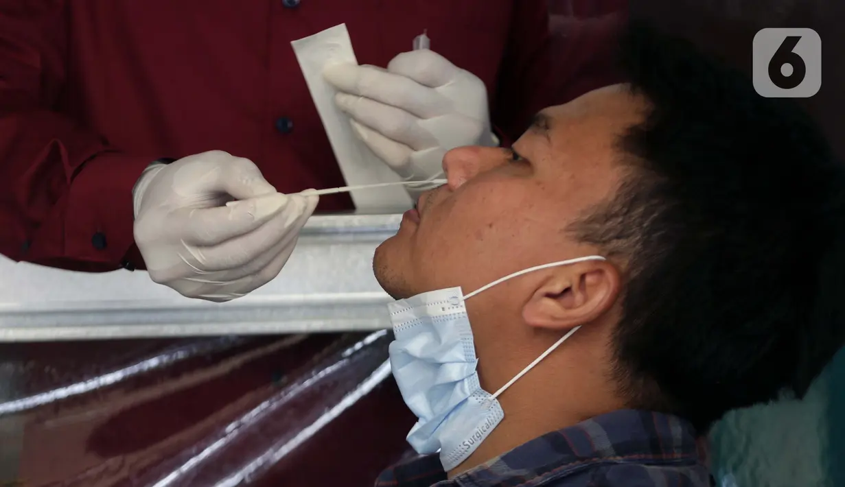 Calon penumpang KA jarak jauh melakukan rapid tes Antigen di Stasiun Pasar Senen, Jakarta, Sabtu (1/5/2021). Calon penumpang KA jarak jauh yang menggunakan hasil tes GeNose C19 maupun Rapid Tes Antigen wajib menunjukkan hasil negatif sebelum waktu keberangkatan. (Liputan6.com/Helmi Fithriansyah)