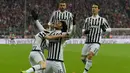 Gelandang Juventus, Juan Cuadrado melakukan selebrasi bersama rekan-rekannya usai mencetak gol kegawang Bayern Muenchen pada leg kedua 16 besar liga champions di Stadion Allianz Arena, Jerman, Kamis (17/3). (AFP/TOBIAS SCHWARZ)