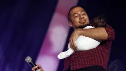 Penyanyi Marcell Siahaan juga mengajak bayinya, Seth Ananda Siahaan, yang usianya belum genap satu bulan ke atas panggung, Jakarta, (20/10/14). (Liputan6.com/Faizal Fanani)
