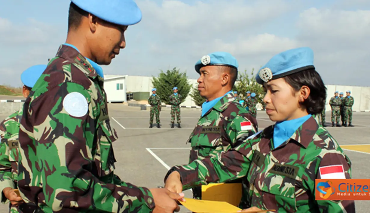 Citizen6, Lebanon: Piagam penghargaan kali ini diserahkan kepada 30 prajurit Indobatt yang berhasil meraih juara dam event Lomba menembak se-Unifil dan Kejuaraan Bola Voli se-Unifil. (Pengirim: Badarudin Bakri)