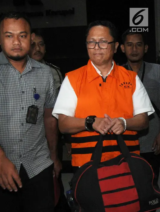 Kadis Kelautan dan Perikanan Kepri Edy Sofyan dikawal petugas usai menjalani pemeriksaan 1 x 24 jam di Gedung KPK, Jakarta, Jumat dini hari (12/7/2019). Edy Sofyan resmi ditahan KPK bersama Gubernur Kepri Nurdin Basirun dengan barang bukti uang senilai Rp666.812.189,56. (merdeka.com/Dwi Narwoko)
