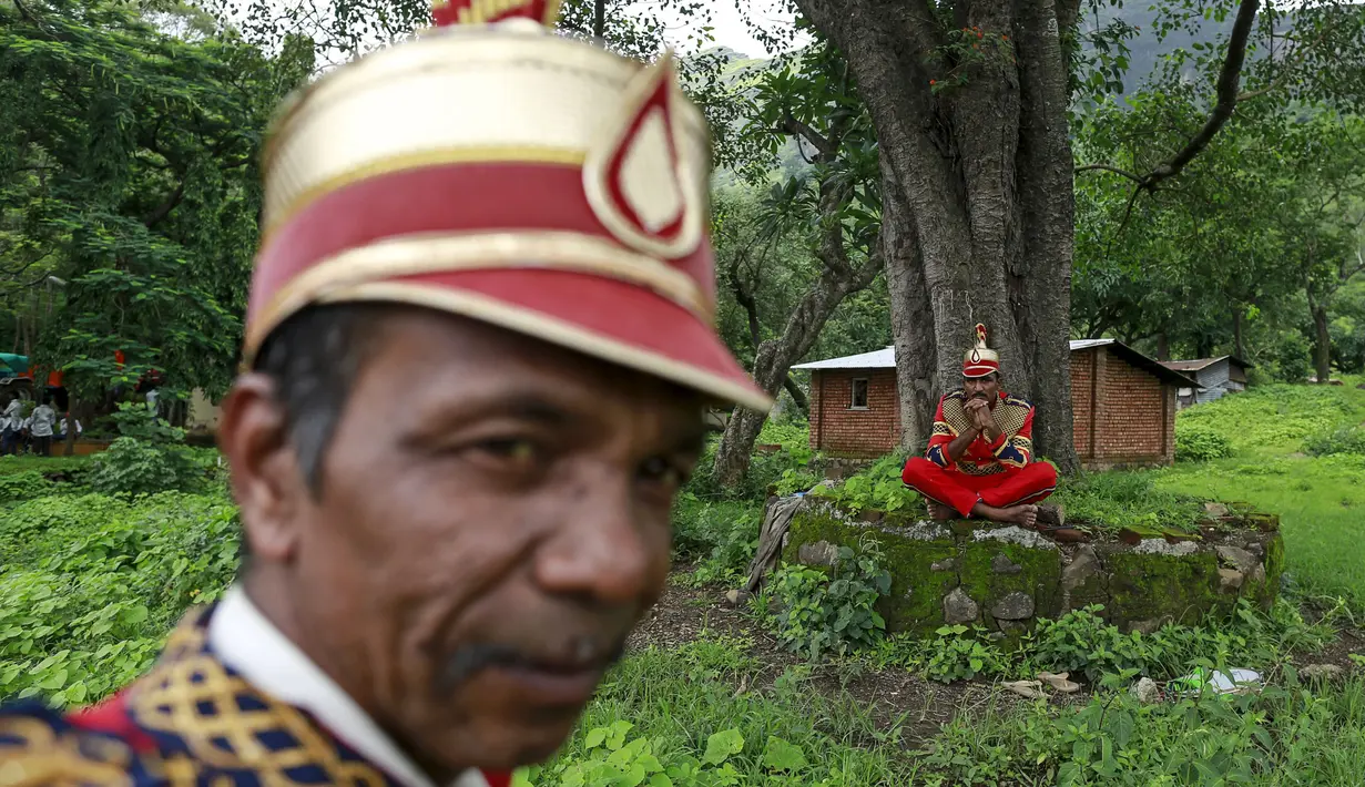 Peserta Festival beristirahat di sela – sela parade Kumbh Mela atau Festival Pitcher di Trimbakeshwar, India, Selasa (18/8/2015). Festival ini berlangsung sebanyak empat kali setiap 12 tahun di empat lokasi berbeda di India. (REUTERS/Danish Siddiqui)