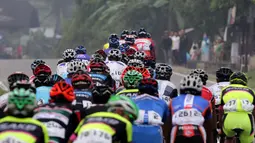 Aksi para pebalap dalam Etape 7 Tour de Singkarak 2015 antara Pasaman-Pasaman Barat, Jumat (9/10/2015). (Bola.com/Arief Bagus)