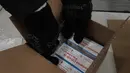 Pekerja mengemas box berisi vaksin Moderna COVID-19 untuk pengiriman di pusat distribusi McKesson di Olive Branch, Mississippi, AS, Minggu (20/12/2020). Pemerintah federal berencana selama seminggu mendistribusikan total 7,9 juta dosis vaksin dari Moderna dan Pfizer Inc. (AP Photo/Paul Sancya, Pool)