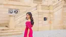 Menariknya, dress panjang model off shoulder rancangan designer asal Bali Arthur Abednego uty menggunakan kain tradisional khas Bali, yakni Kain Endek. [Instagram/erinagudono]