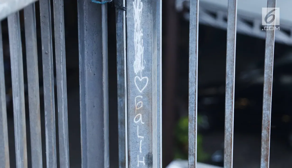 Tulisan bertema cinta menghiasi Jembatan Penyeberangan Orang di Jalan TB Simatupang, Jakarta, Senin (20/11). Banyaknya aksi vandalisme menyebabkan JPO tersebut dipenuhi dengan coretan sehingga menimbulkan kesan kumuh. (Liputan6.com/Immanuel Antonius)