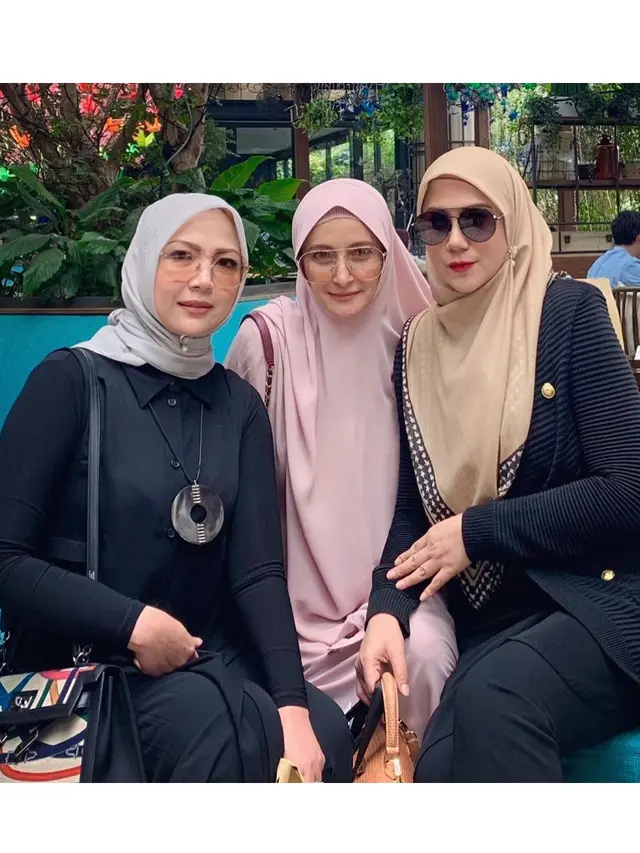 6 Momen Persahabatan Marini Zumarnis dan Inneke Koesherawati yang Kompak Banget