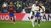 Romelu Lukaku mencetak gol pertama bagi AS Roma dalam pertandingan Grup G Liga Europa melawan Servette FC di Stade de Geneve, Jenewa, Jumat (01/12/2023) dini hari WIB. (Fabrice COFFRINI / AFP)