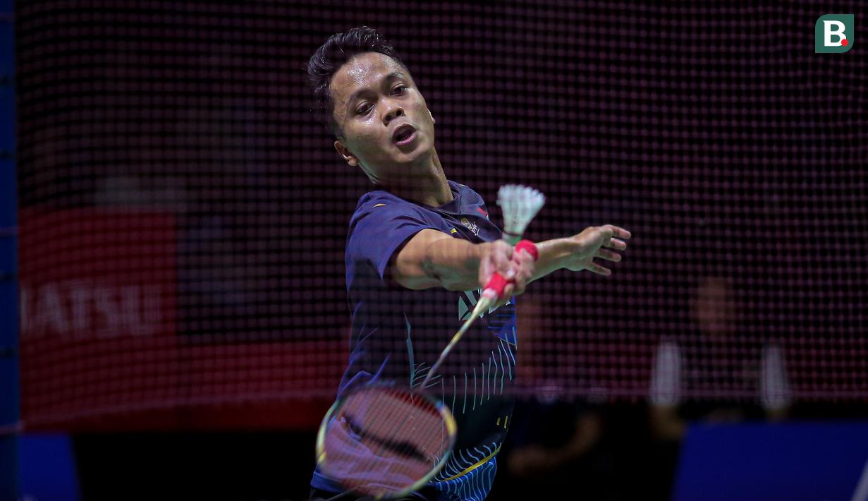 Tunggal putra terbaik tanah air berperingkat 4 BWF sekaligus unggulan ke-3, Anthony Sinisuka Ginting berhasil menembus babak semifinal Daihatsu Indonesia Masters 2024 setelah mengalahkan wakil Singapura, Loh Kean Yew di babak perempatfinal dengan straight game 21-17, 21-19 di Istora Senayan, Jakarta, Jumat (26/1/2024). Tampil konsisten dan percaya sendiri serta mampu meminimalisir kesalahan sendiri jadi kunci kemenangan Anthony Ginting. Di babak semifinal yang akan digelar Sabtu (27/1/2024), Anthony Ginting akan menghadapi tunggal putra Kanada, Brian Yang. (Bola.com/Bagaskara Lazuardi)