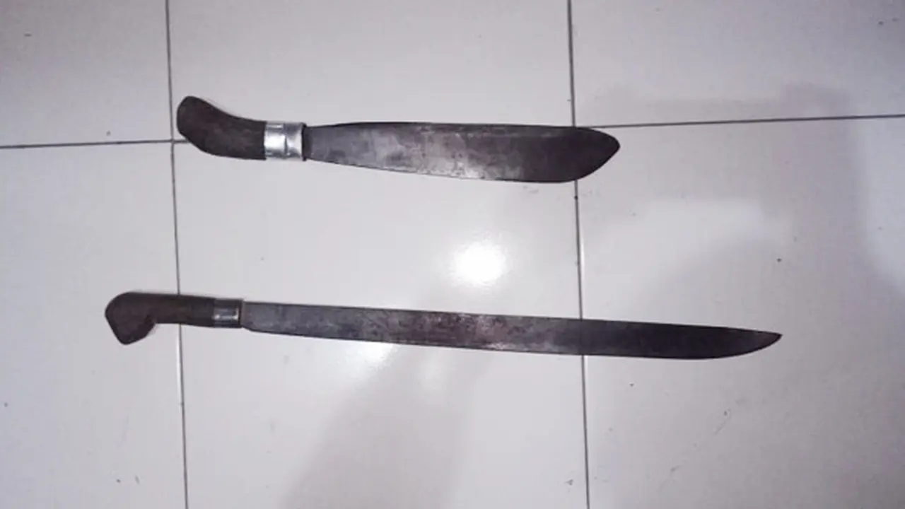 Barang bukti berupa senjata tajam jenis parang yang diamankan aparat Polres Tomohon.