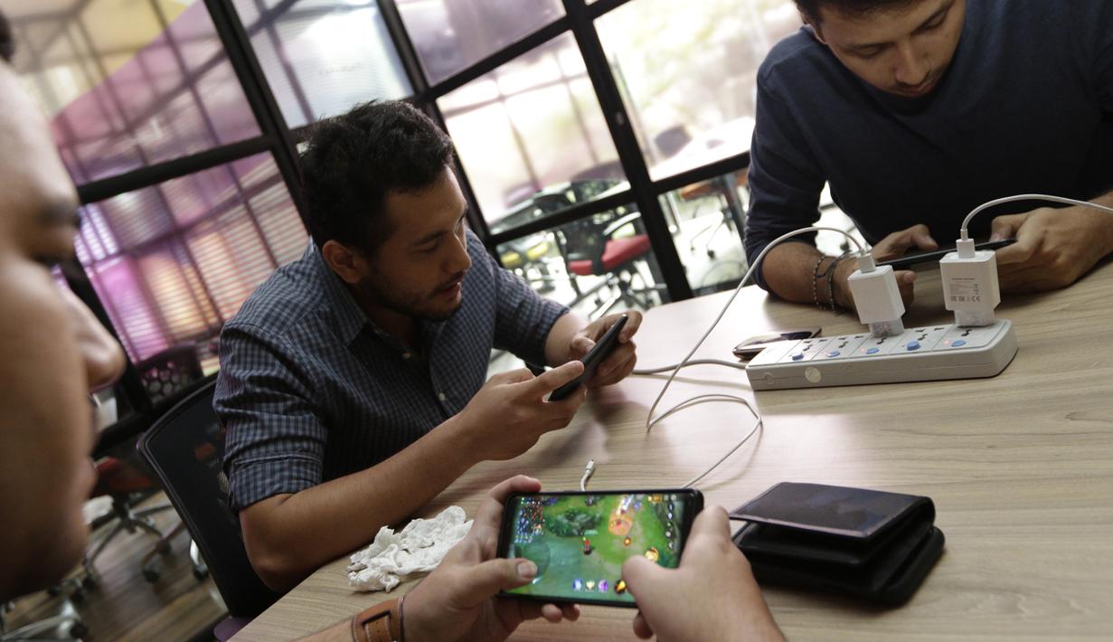 Karyawan KLY yang tergabung dalam Jakartans tanding Arena of Valor (AOV) pada laga penyisihan The Battle of Youniverse di KLY Lounge, Jakarta, Rabu (5/12). Jakartans sebagai pemenang akan menantang tim AOV profesional. (Bola.com/Vitalis Yogi Trisna)