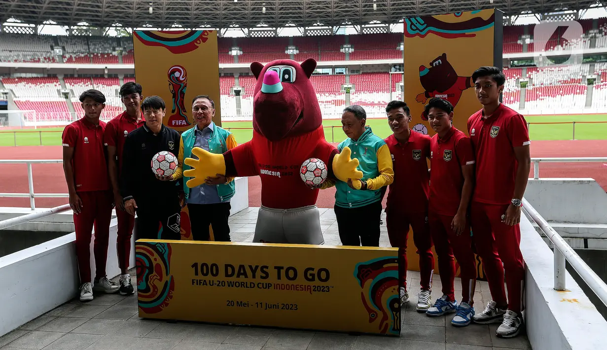 Menteri Pemuda dan Olahraga Zainudin Amali (keempat kanan) bersama Ketua PSSI Mochamad Iriawan (keempat kiri), Pelatih Timnas Indonesia Shin Tae-yong (ketiga kiri) serta pemain Timnas U-20 saat menghadiri Hitung Mundur 100 Hari Menuju Piala Dunia U-20 di Stadion Utama Gelora Bung Karno, Jakarta, Kamis (9/2/2022). Piala Dunia U-20 2023 akan digelar di Indonesia mulai 20 Mei hingga 11 Juni mendatang di Stadion Utama Gelora Bung Karno. (Liputan6.com/Johan Tallo)
