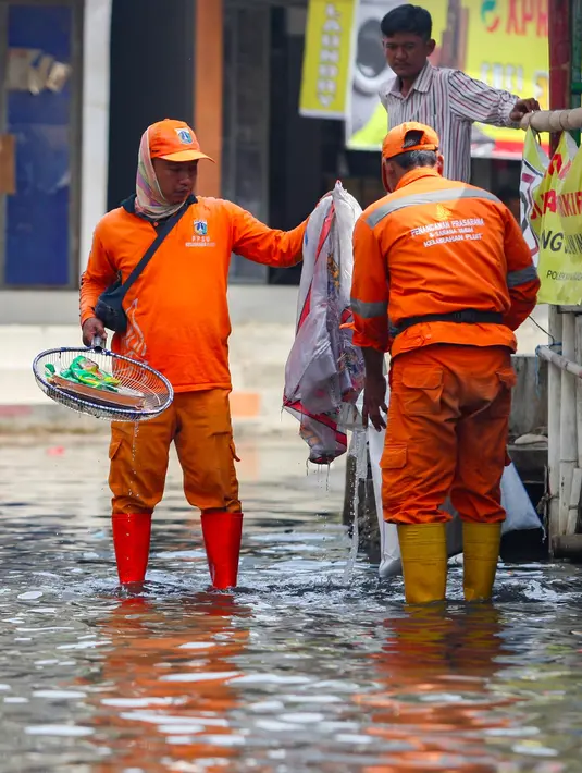 BPBD juga mencatat ada empat ruas jalan di wilayah Jakarta Utara yang tergenang akibat banjir rob. (merdeka.com/Arie Basuki)
