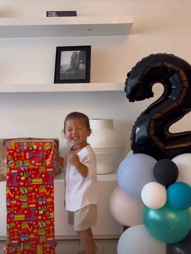 Momen ulang tahun anak ketiga Irfan dan Jennifer Bachdim, Kiyoji Kaynen Bachdim. Kini usianya 2 tahun. (Foto: Instagram Stories Jennifer Bachdim)