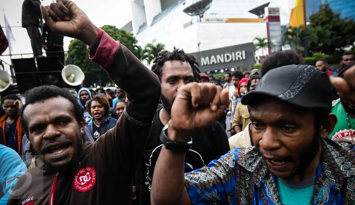 Massa pengunjuk rasa Aliansi Mahasiswa Papua dan Front berorasi di jalan Imam Bonjok, Jakarta, Kamis (1/12). Dalam aksinya mereka meminta kemerdekaan di Tanah Papua, terutama di Papua Barat. (Liputan6.com/Faizal Fanani)