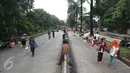 Pedagang dan warga berada di sekitar ruang sidang kasus penistaan agama dengan terdakwa Gubernur DKI Basuki T Purnama, Jakarta, Senin (13/2). Memasuki masa tenang Pilkada, kondisi di luar sidang terpantau lebih sepi. (Liputan6.com/Immanuel Antonius)