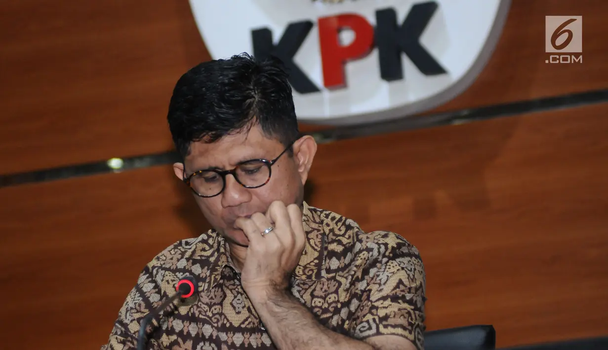 Wakil Ketua KPK Laode M Syarif memberi keterangan terkait operasi tangkap tangan Bupati Jombang, Nyono S Wihandoko di Gedung KPK, Jakarta, Minggu (4/2). KPK menyita uang Rp 25,5 Juta dan 9.500 US Dollar. (Liputan6.com/Helmi Fithriansyah)