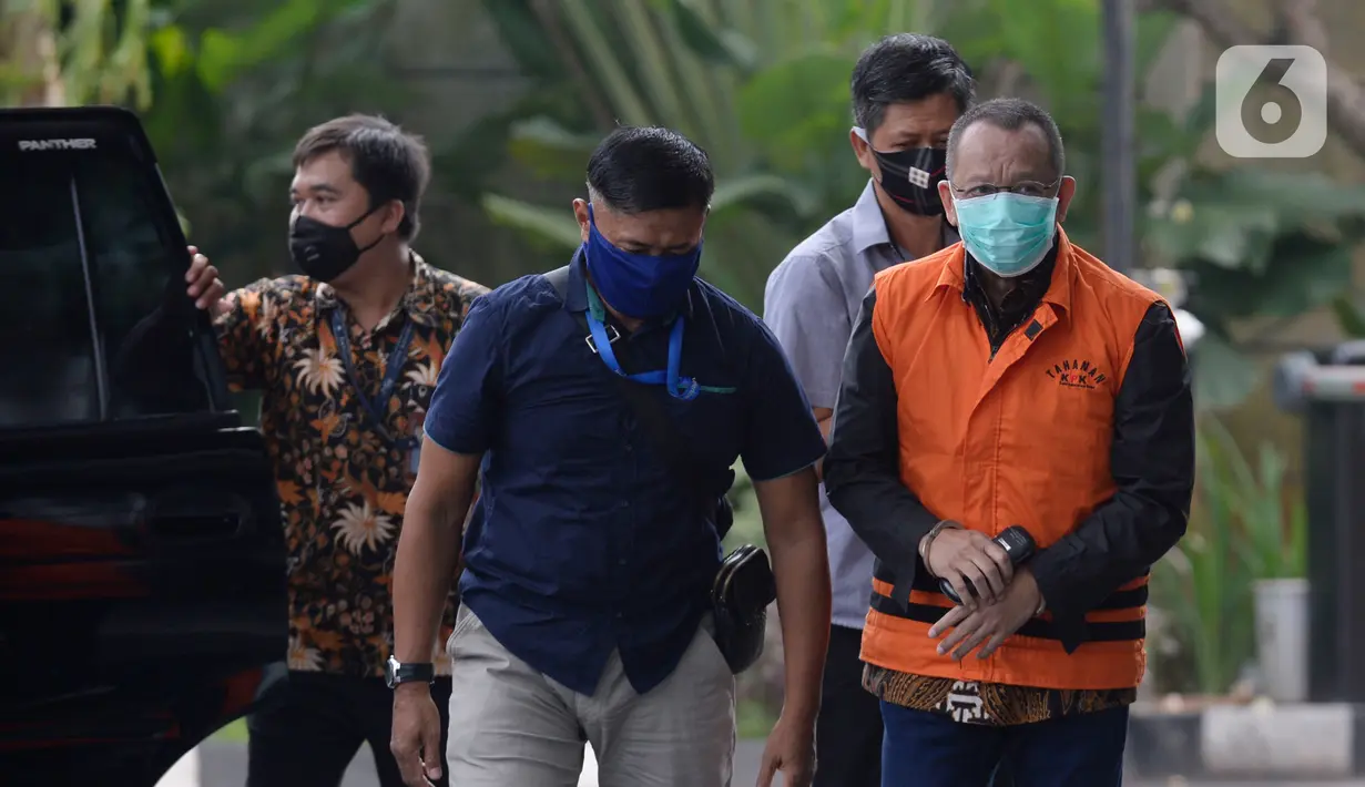 Mantan Sekretaris MA, Nurhadi (rompi oranye) berjalan akan menjalani pemeriksaan perdana pasca penahanan oleh penyidik di Gedung KPK, Jakarta, Rabu (10/06/2020). (merdeka.com/Dwi Narwoko)