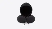 Bantal travel dari Balenciaga ini dibalut dengan nuansa serba hitam. (Tangkapan Layar laman Balenciaga)