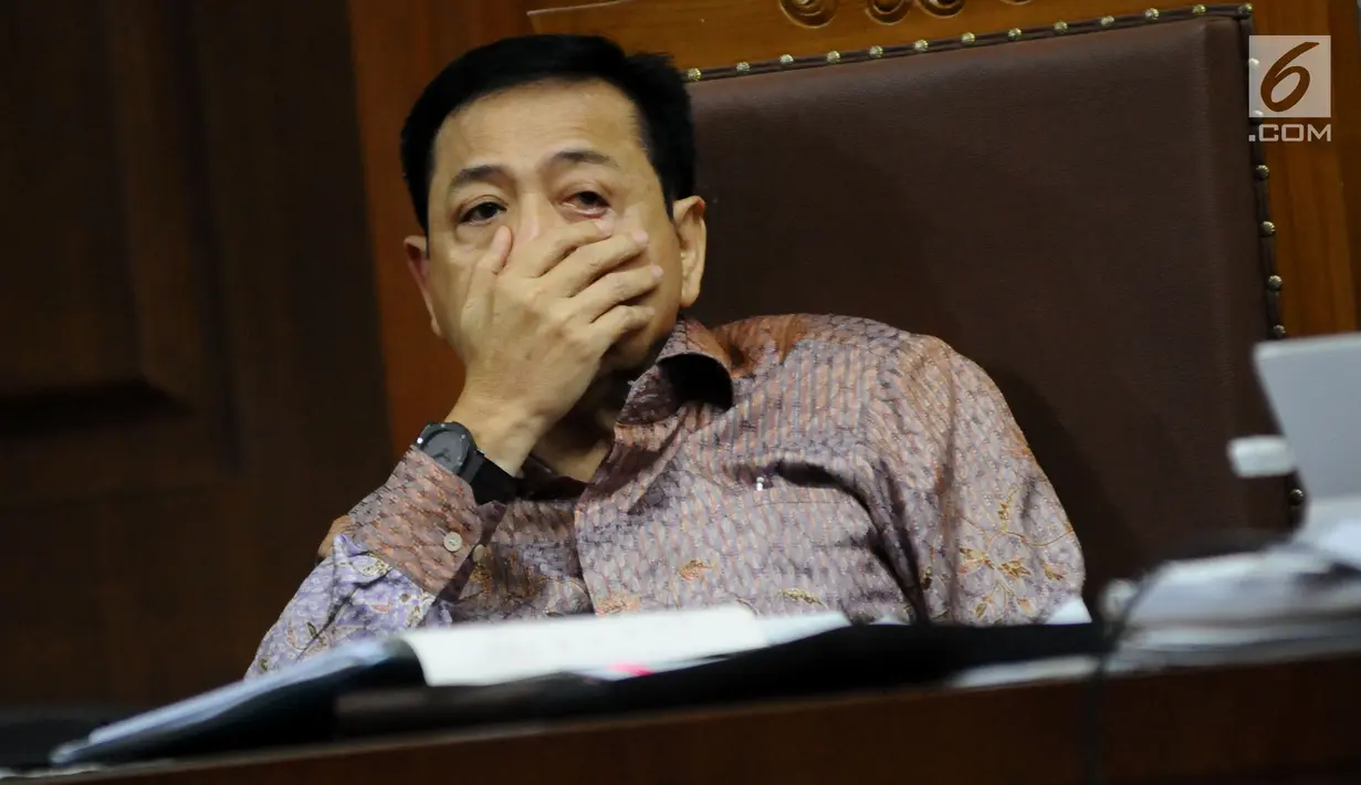 Terdakwa dugaan korupsi proyek e-KTP Setya Novanto saat mengikuti sidang lanjutan di Pengadilan Tipikor, Jakarta, Senin (15/1). Sidang bergaendakan mendengar keterangan saksi. (Liputan6.com/Helmi Fithriansyah)