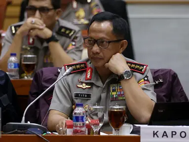 Kapolri Jenderal Tito Karnavian saat rapat dengan Komisi III di Gedung Parlemen Senayan, Jakarta, Senin (5/12). Rapat tersebut membahas beberapa agenda terkini, diantaranya kesiapan Polri dalam pengamanan Pilkada 2017. (Liputan6.com/Johan Tallo)