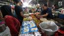 Pedagang bumbu masak melayani pembeli di Pasar Kebayoran Lama, Jakarta, Senin (1/10). Deflasi terjadi karena adanya penurunan harga yang ditunjukan oleh turunnya beberapa indeks kelompok pengeluaran. (Liputan6.com/Johan Tallo)