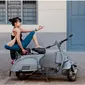 Fotografer yoga Christine Hewitt berhasil membidik seorang perempuan yang tengah beryoga di atas vespa. (Foto: Instagram/yogicphotos) 