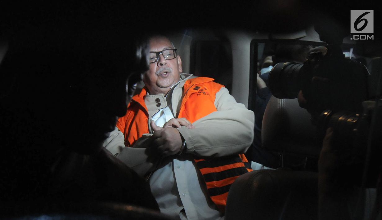 Dirut PT. PLN nonaktif Sofyan Basir memakai rompi tahanan usai pemeriksaan di Gedung KPK, Jakarta, Senin (27/05/2019). Sofyan Basir resmi ditahan 20 hari kedepan untuk mempermudah pemeriksaan terkait menerima suap dari Johannes Kotjo dalam pembangunan proyek PLTU Riau-1. (merdeka.com/Dwi Narwoko)