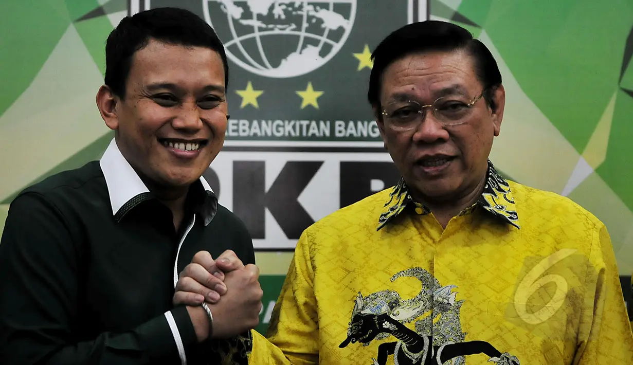 Ketua Umum Golkar Agung Laksono (kanan) disambut Sekjen PKB Kadir Karding saat PP Partai Golkar Munas Ancol berkunjung ke DPP PKB, Jl. Raden Saleh, Jakarta. Rabu (18/3/2015). (Liputan6.com/Johan Tallo)