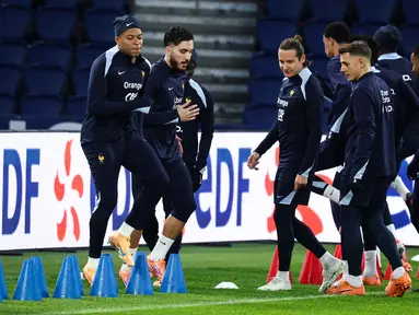 Penyerang Prancis, Kylian Mbappe (kiri) dan Rayan Cherki (kedua dari kiri) mengikuti sesi latihan bersama rekan-rekan setimnya di Stadion Parc des Princes, Paris, pada Rabu 12 November 2025. Timnas Prancis akan menjamu Timnas Ukraina di Parc des Princes, Paris pada laga kelima Grup D Kualifikasi Piala Dunia 2026, Jumat (14/11/025) dini hari WIB. (FRANCK FIFE/AFP)