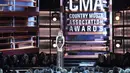 Taylor Swift kembali menjadi sorotan fansnya lantaran gossip hamil yang menerpa dirinya. Lewat acara Country Music Association (CMA) Awards 2016, Taylor membantah kabar tak benar itu. (AFP/Bintang.com)