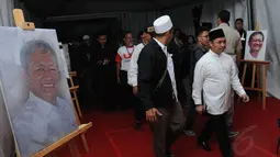 Presiden PKS, Anis Matta, datang untuk memberikan penghormatan terakhir kepada Alm Suhardi saat persemayaman jenazah di kantor DPP Partai Gerindra, (29/8/2014). (Liputan6.com/Helmi Fithriansyah)