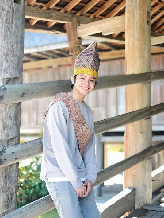 Senyum manis ANgga Yunanda jadi pelengkap pesonanya ketika pakai baju adat Sumbawa. Tak hanya warna bajunya yang cerah, tetapi senyuman Angga juga sukses bikin penggemarnya bahagia. (Sumber: IG/@anggayunandareal16)