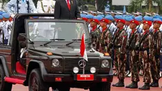 Presiden Susilo Bambang Yudhoyono (ketiga kiri) selaku Inspektur Upacara melakukan pemeriksaan barisan peserta upacara peringatan ke-66 Hari Tentara Nasional Indonesia (TNI) di Plaza Mabes TNI, Cilangkap, Jakarta Timur, Rabu (5/10).(Antara)