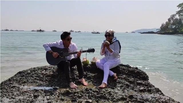 7 Potret Mesra Elly Sugigi dan Tony Radit, Teman Duet Lagu Baru