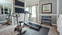 Inspirasi ruang gym di rumah. Sumber: (sebringdesignbuild.com)