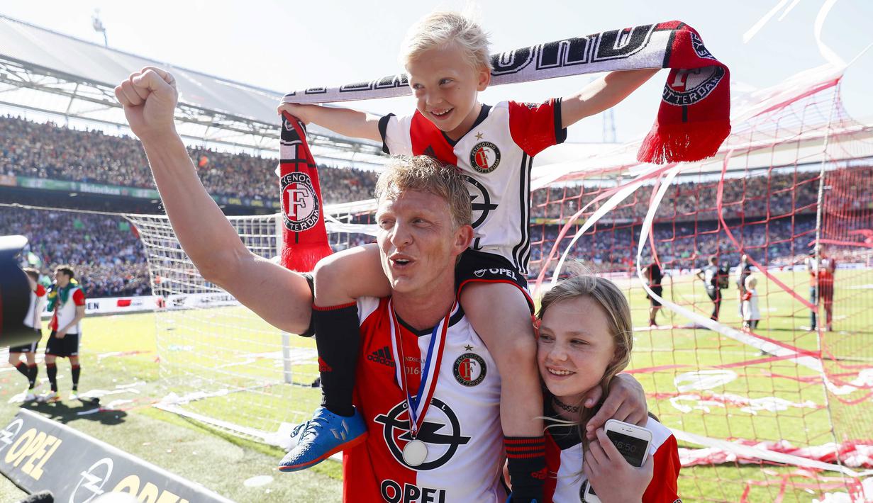 Dirk Kuyt bersama anak-anaknya merayakan kemenangan pada laga Eredivisie di Kuip stadium, Rotterdam, (14/5/2017).  Feyenoord menang 3-1. (EPA/Robin Van Lonkhuijsen)