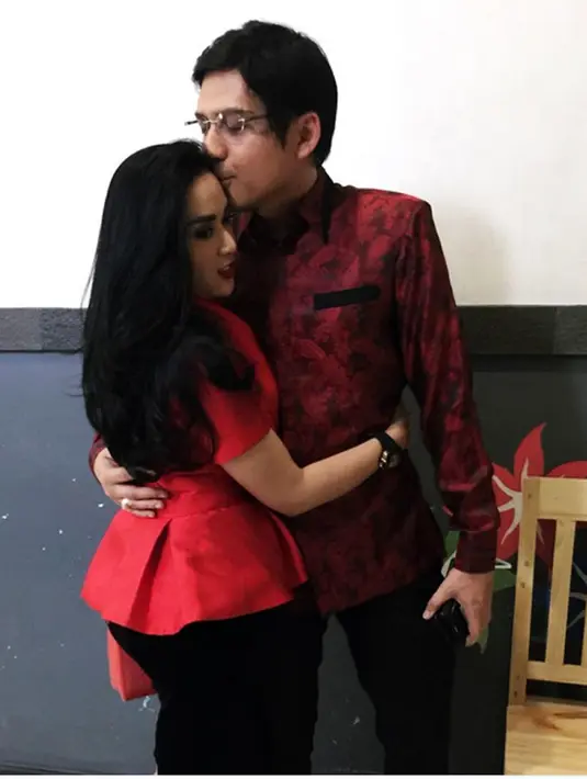 Sejak masih menjalin kasih, terlihat Lucky sering memanjakannya. Bahkan dalam sebuah foto yang diunggah, Tiara memiliki kenangan yang tak terlupakan bersama ayah satu anak itu. (Instagram/tiaradewireal)