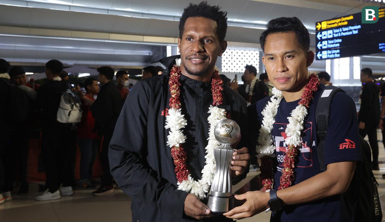 Pemain Timnas Futsal Indonesia, . Iqbal Rahmatullah dan Wendy Brian, menunjukan piala ASEAN Futsal Championship 2024 di Bandara Soekarno-Hatta, Tangerang, Senin (11/11/2024). (Bola.com/M Iqbal Ichsan)