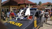 Kendaraan patroli milik Polsek Bayah dirusak warga. Foto: (Dok. Sekdes Sawarna)
