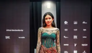 Kebaya dengan aksen bustier dan rok batik slit samping ala aktris Shenina Cinnamon ini juga tak kalah menarik. Tambahkan clutch dan high heels agar makin maksimal. (Instagram/shenacinnamon).