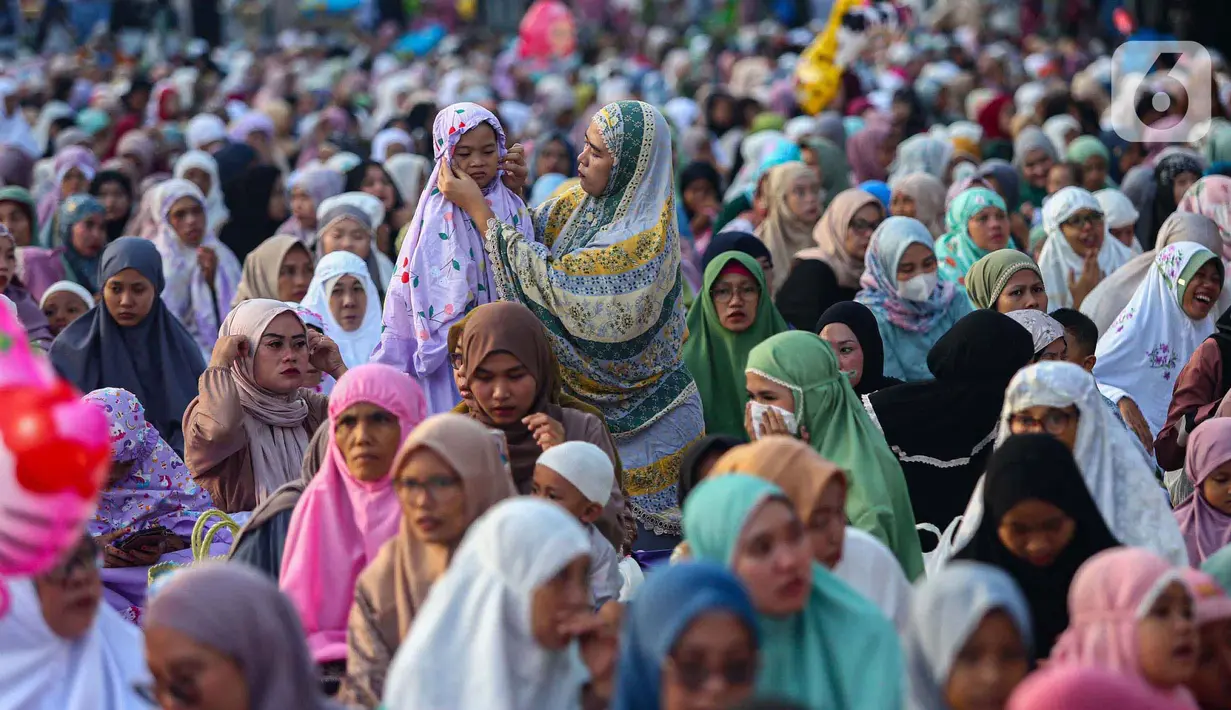 Setelah menjalani ibadah di bulan Ramadan, umat Muslim di seluruh penjuru dunia merayakan hari raya Idul Fitri 1445 Hijriah. (Liputan6.com/Angga Yuniar)
