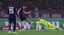 Namun, mereka mampu bangkit dan berhasil mencetak dua gol balasan melalui Marquinhos (60') dan Khvicha Kvaratskhelia (66'). (AFP/Thomas Samson)