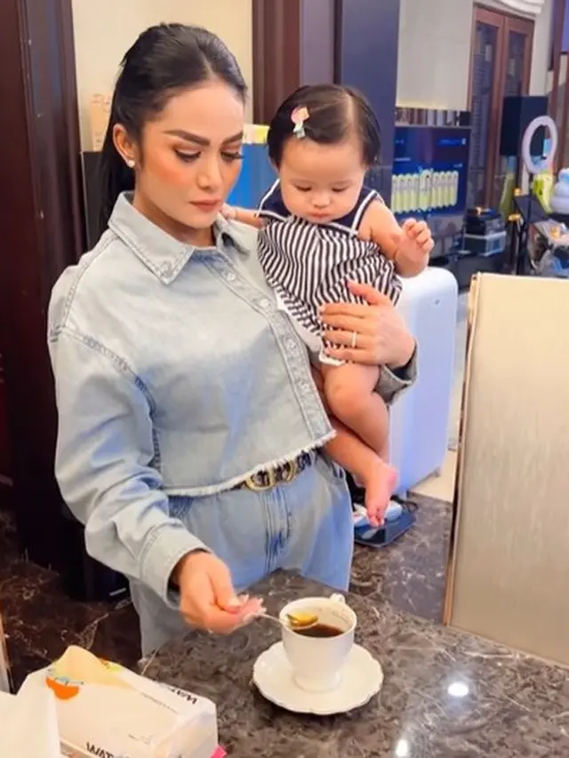 Krisdayanti momong Ameena (Instagram/krisdayantilemos)