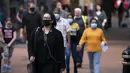 Para pejalan kaki yang mengenakan masker berjalan di pusat Kota Birmingham, Inggris, 24 Agustus 2020. Birmingham telah ditambahkan ke dalam daftar pantauan sebagai "area dengan dukungan yang ditingkatkan" di tengah meningkatnya kekhawatiran terkait lonjakan kasus COVID-19. (Xinhua/Jon Super)