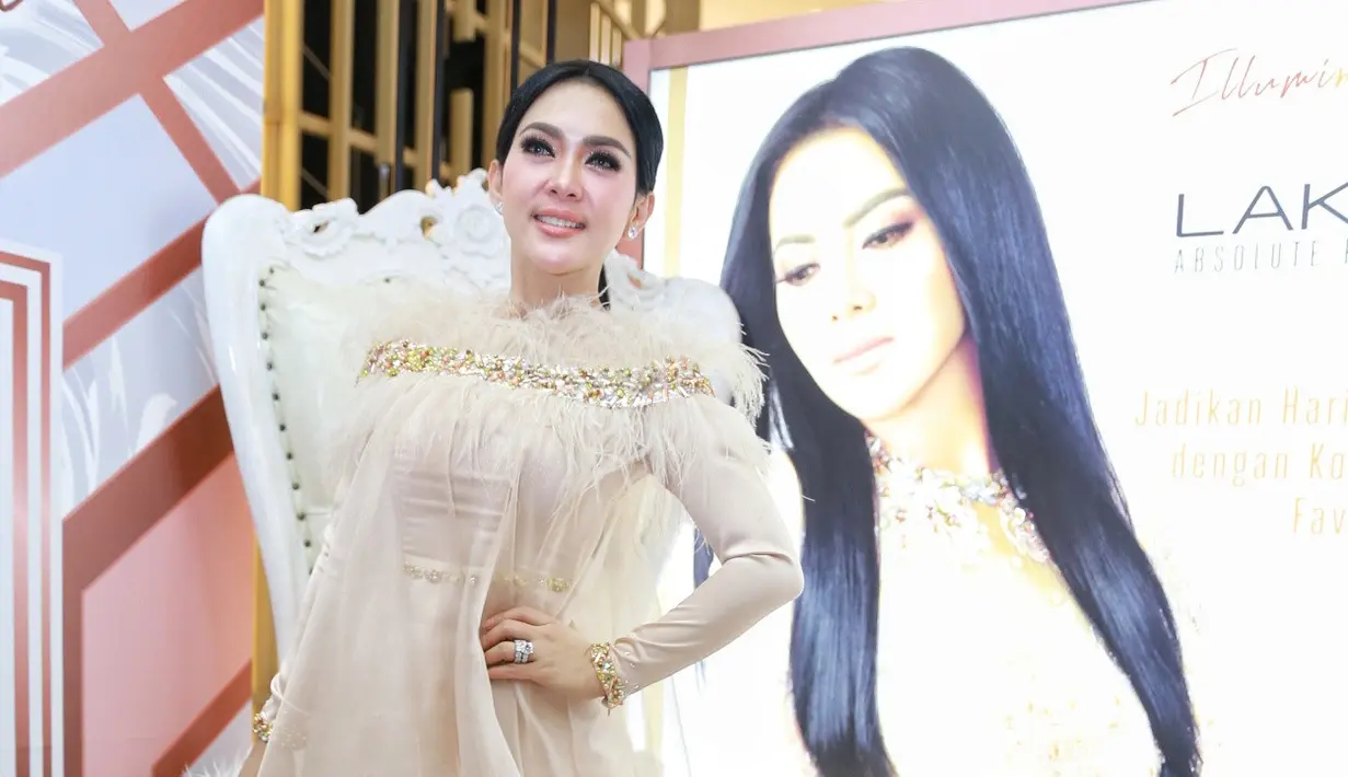 Saat ditemui di kawasan Senayan City, Jakarta Pusa Senin (28/5), Syahrini mengungkapkan rahasianya tampil cantik bercahaya selama ini. (Adrian Putra/Bintang.com)