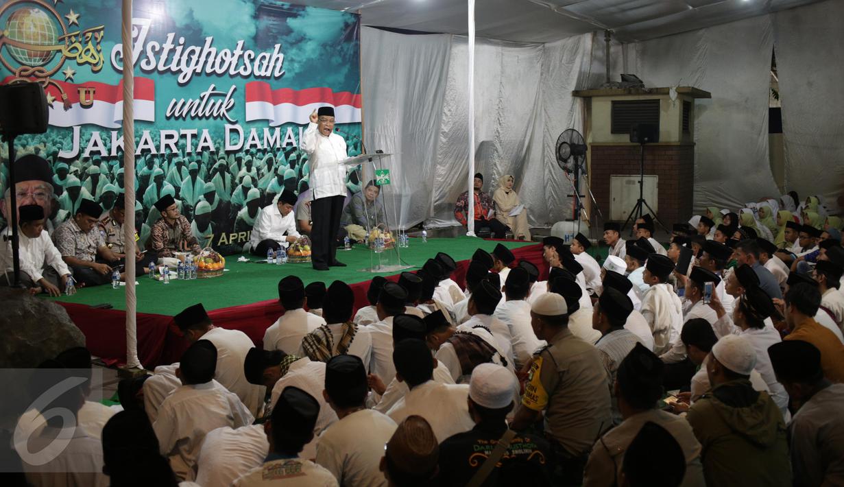 Ketua Umum PBNU KH. Said Aqil Siradj memberikan ceramah saat Istighotsah untuk Jakarta Damai di PBNU, Jakarta, Jumat (7/4). Istighotsah digelar untuk mendoakan Jakarta Damai jelang Pilkada DKI Jakarta Putaran Kedua. (Liputan6.com/Faizal Fanani)
