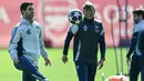 Di atas kertas, Arsenal lebih diunggulkan. Diketahui, tim racikan pelatih asal Spanyol, Mikel Arteta, belum terkalahkan dalam 10 pertandingan di Liga Champions musim ini. Tampak dalam foto, Manajer Arsenal asal Spanyol, Mikel Arteta (kiri), menendang bola saat sesi latihan tim di pusat pelatihan Arsenal di London Colney, utara London, pada Senin 6 April 2026. (Glyn KIRK/AFP)