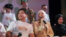 Dimas Seto dan Dhini Aminarti berperan sebagai Fais dan Dania di film Mengejar Restu. Bukan kali pertama, pasangan artis yang menikah tahun 2009 ini juga pernah disatukan dalam satu film yakni Cinta Subuh. Ikut terseret dalam kasus keretakan rumah tangga Baim Wong dan Paula Verhoeven, pasangan ini tentunya tak lepas dari perhatian di acara konferensi pers tersebut. (Liputan6.com/IG/@mengejarrestu)