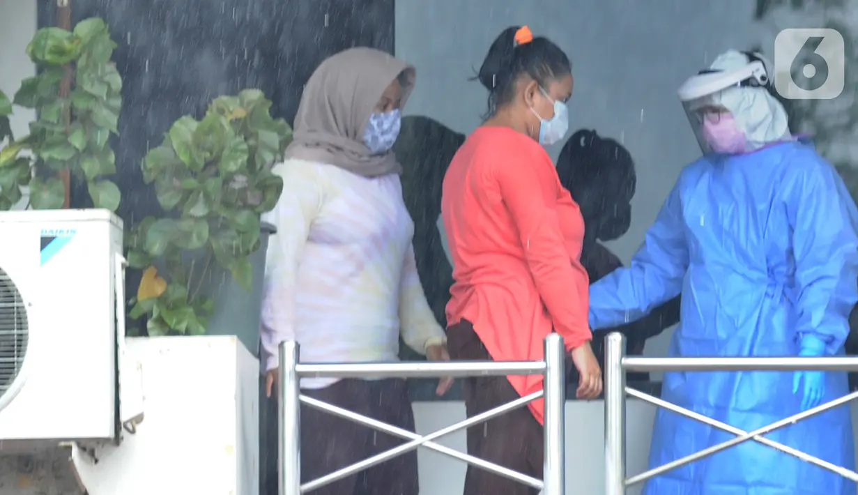 Tim paramedis dari Sudinkes Jakarta Selatan melakukan pemeriksaan kesehatan berkala kepada pasien Covid-19 yang berstatus sebagai OTG di Graha Wisata Ragunan, Senin (14/12/2020). Sebanyak 13 pasien OTG Covid-19 saat ini menjalani isolasi mandiri di Graha Wisata Ragunan. (merdeka.com/Arie Basuki)